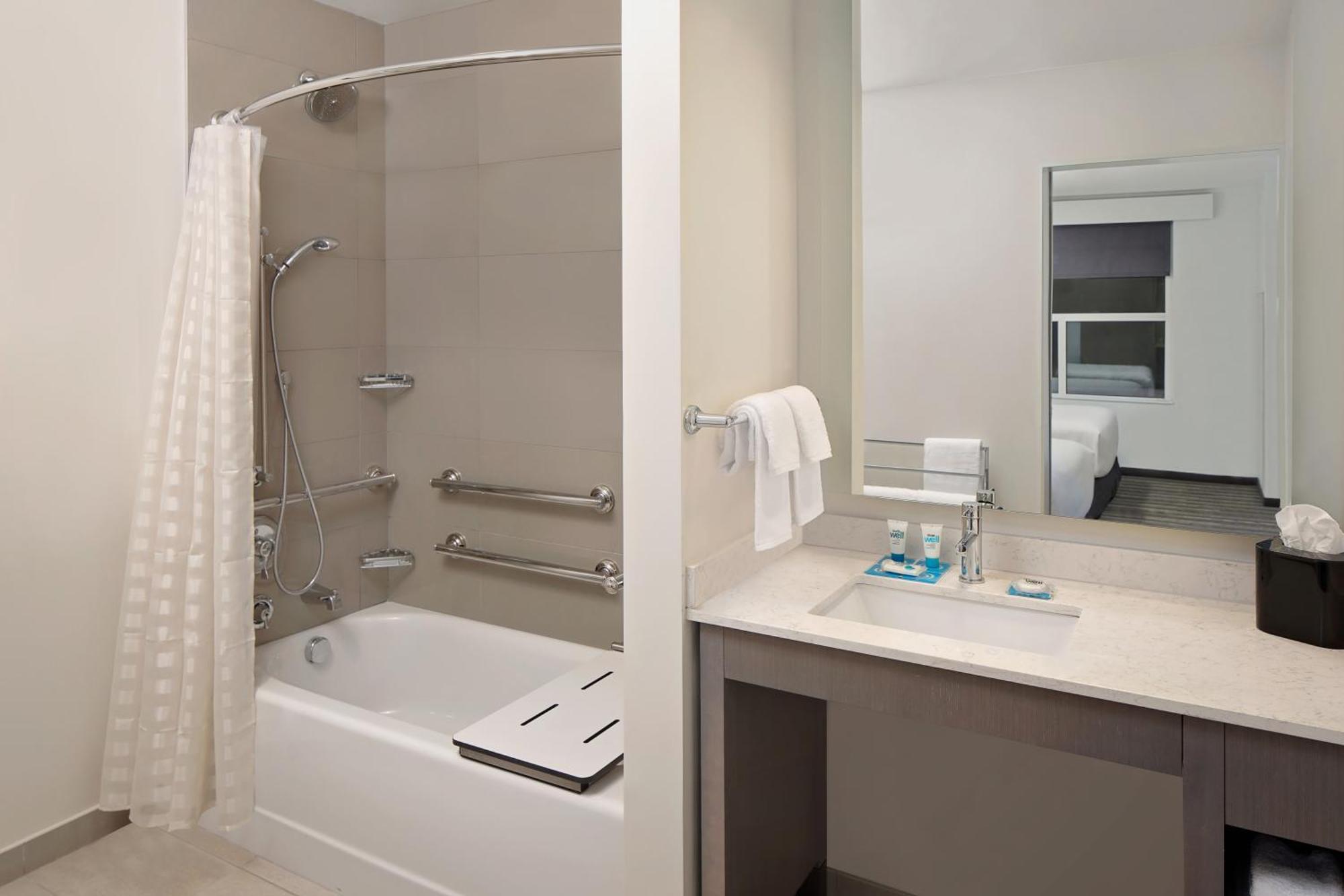 King Studio Suite Accessible Tub Disability Access,1458638599:JPEG